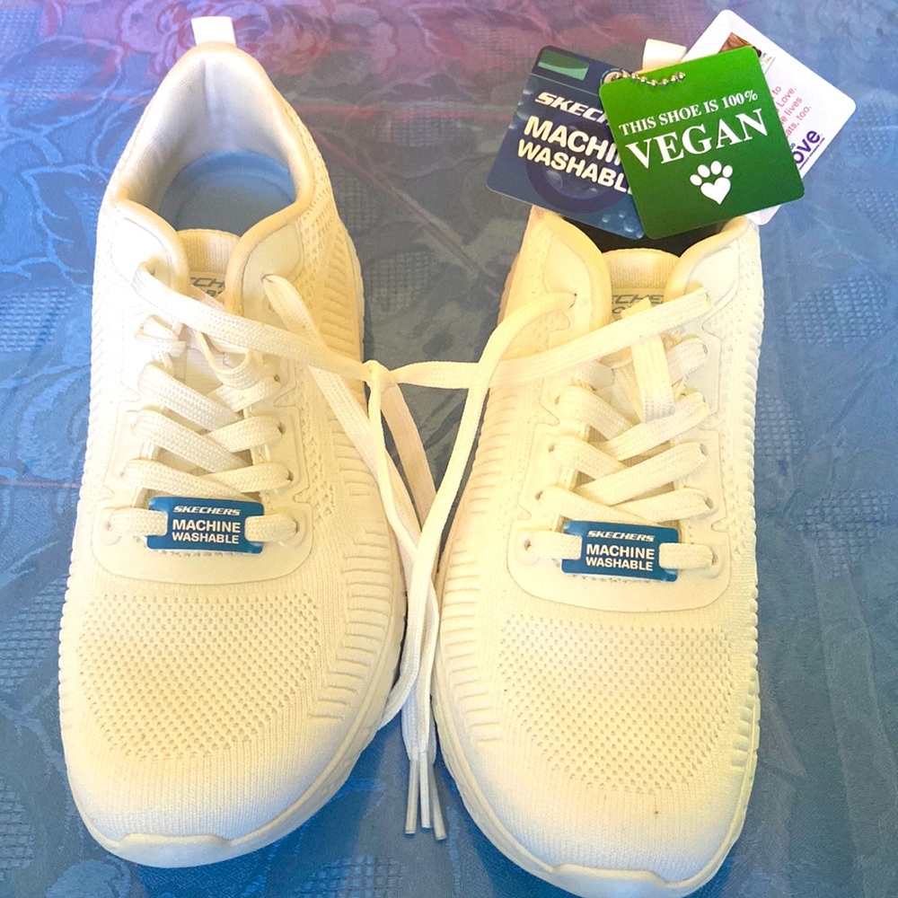 White Skechers women sneaker